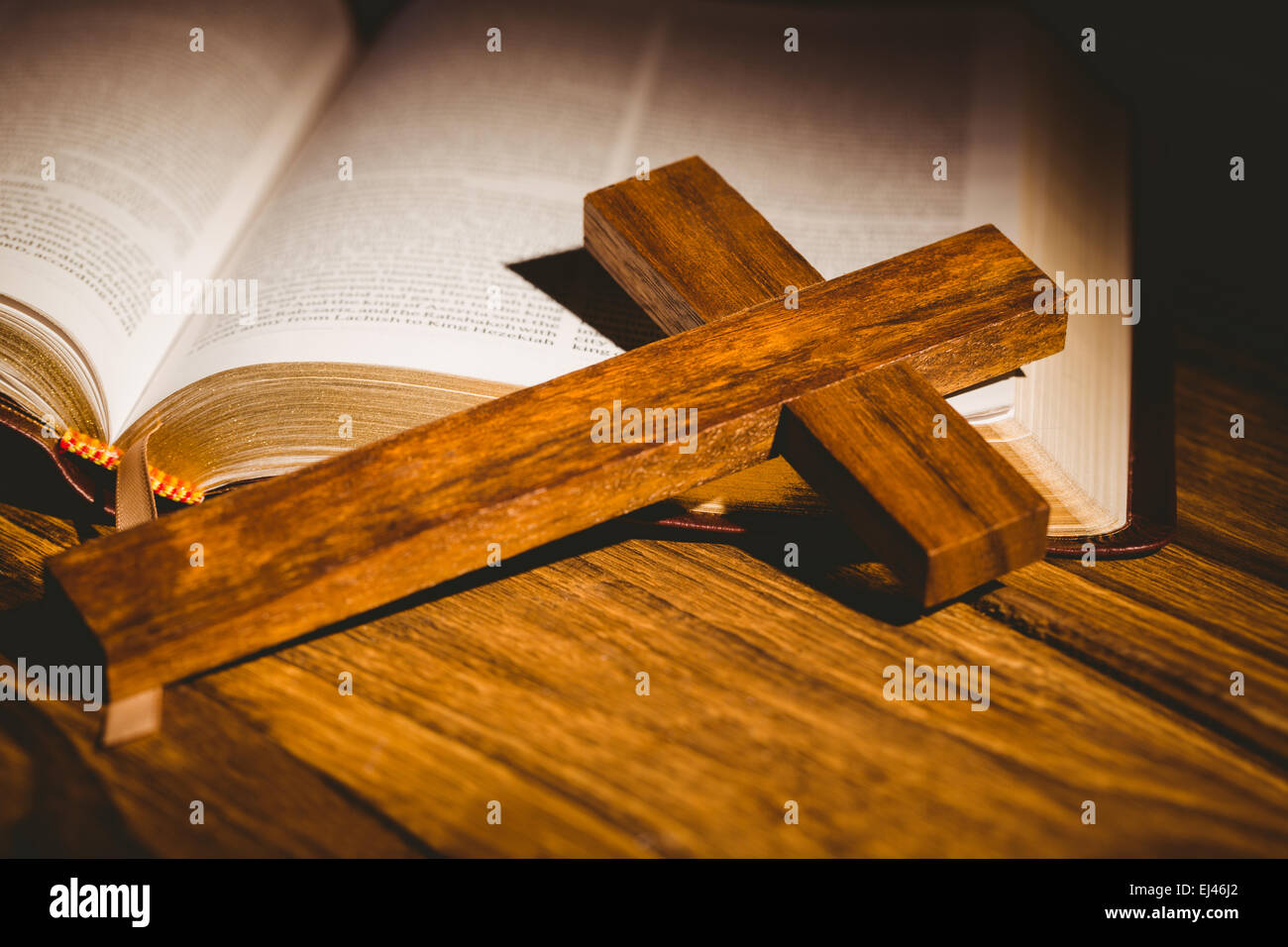 Aprire la bibbia con icona del Crocifisso Foto Stock