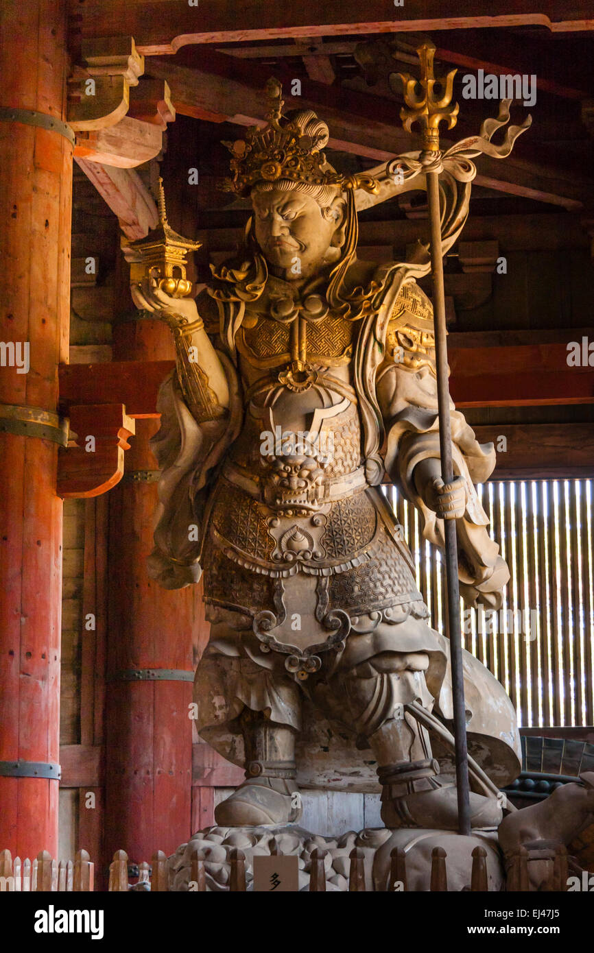Statua in argilla di Bishamonten, o Bishamon, uno dei Guardiani delle quattro direzioni, il Dio della guarigione, nel Daibutsuden, tempio Todaiji a Nara. Foto Stock
