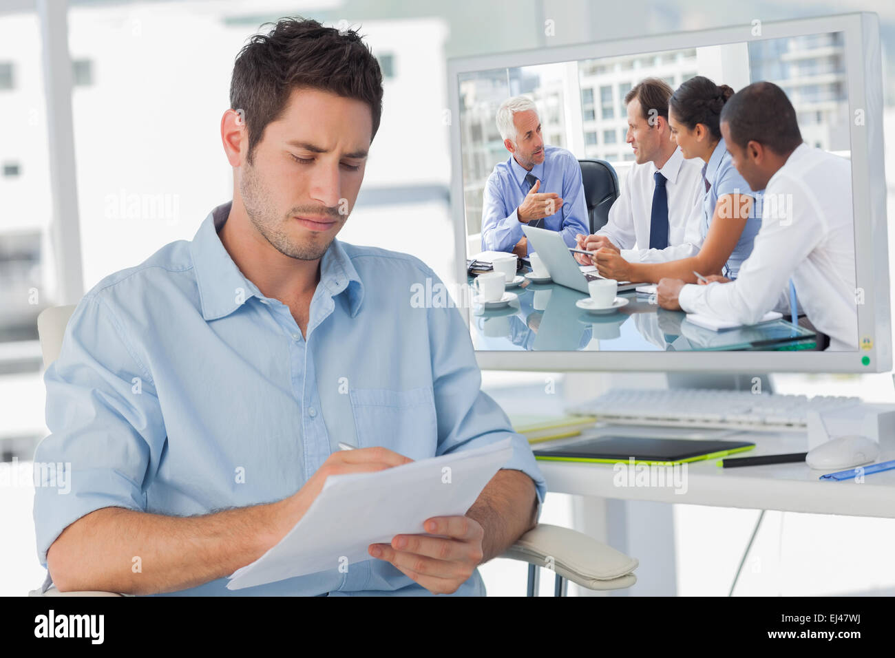 Immagine composita di un gruppo di persone di affari il brainstorming insieme Foto Stock
