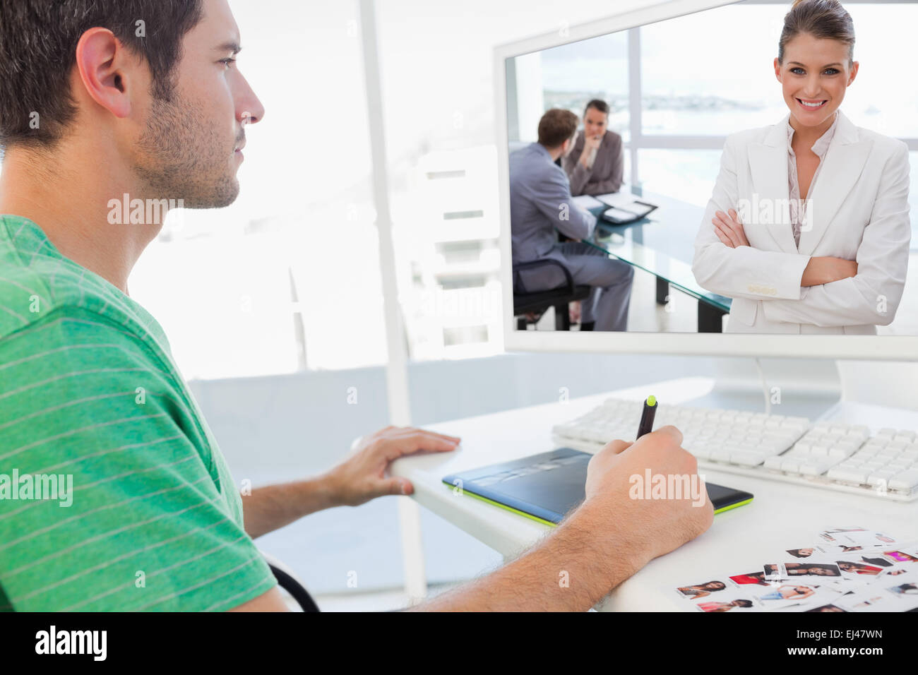 Immagine composita di sorridere marketing manager in piedi in sala conferenze Foto Stock