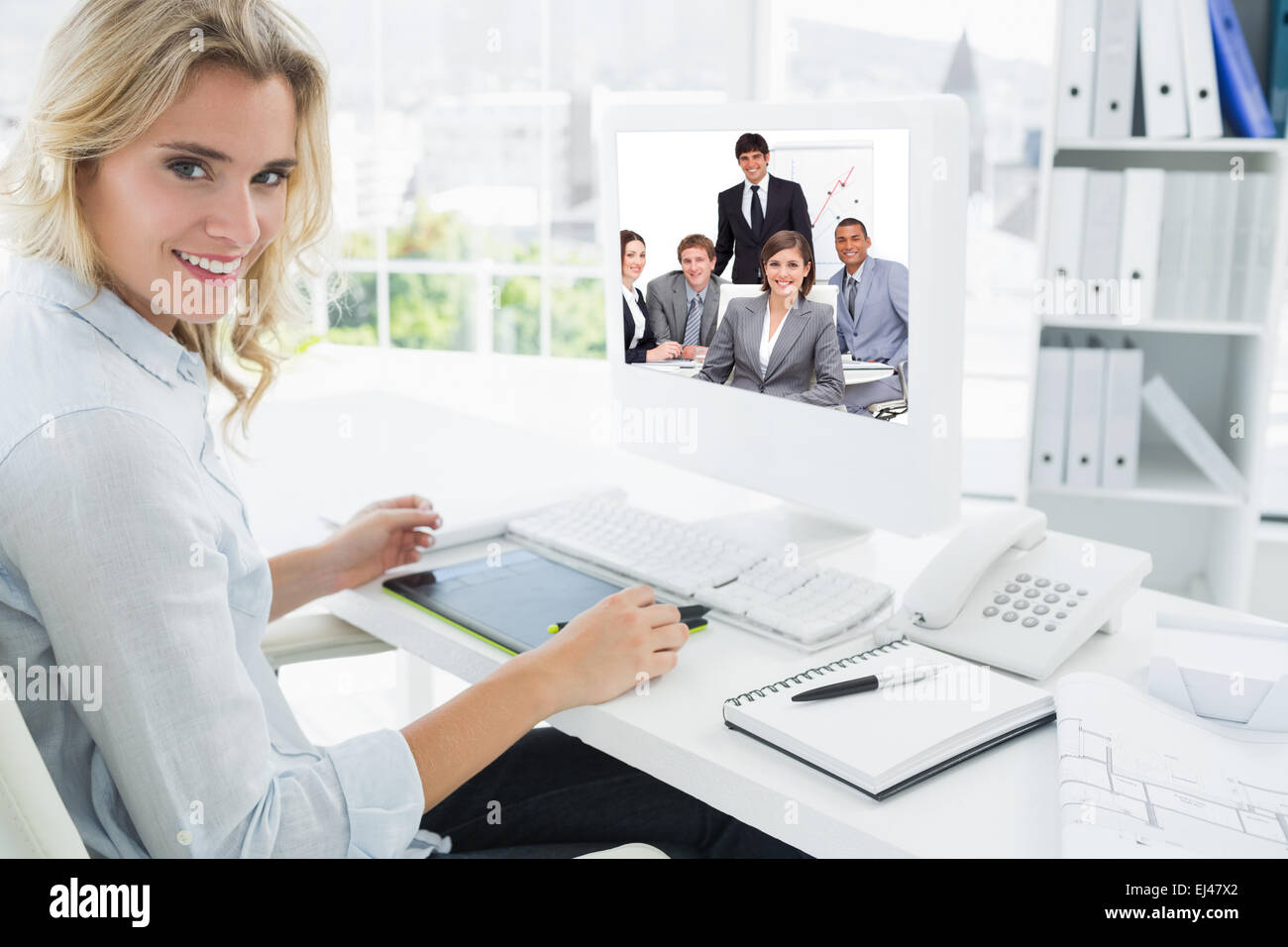 Immagine composita di happy business gruppo avente una riunione Foto Stock