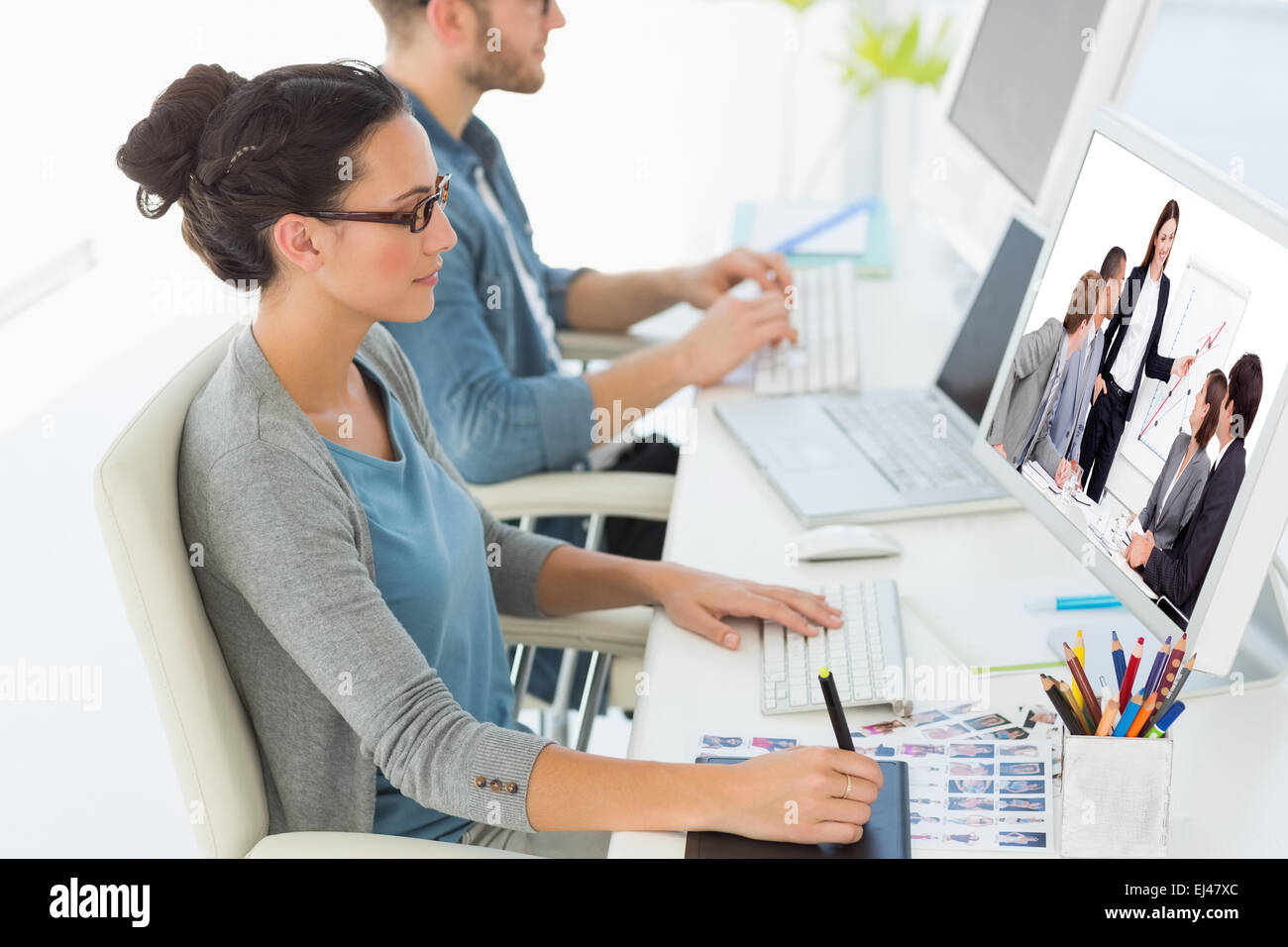 Immagine composita di assertivi imprenditrice dando una presentazione Foto Stock