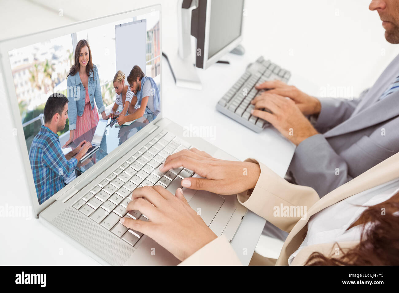 Immagine composita del team avente l incontro con una donna sorridente in telecamera Foto Stock