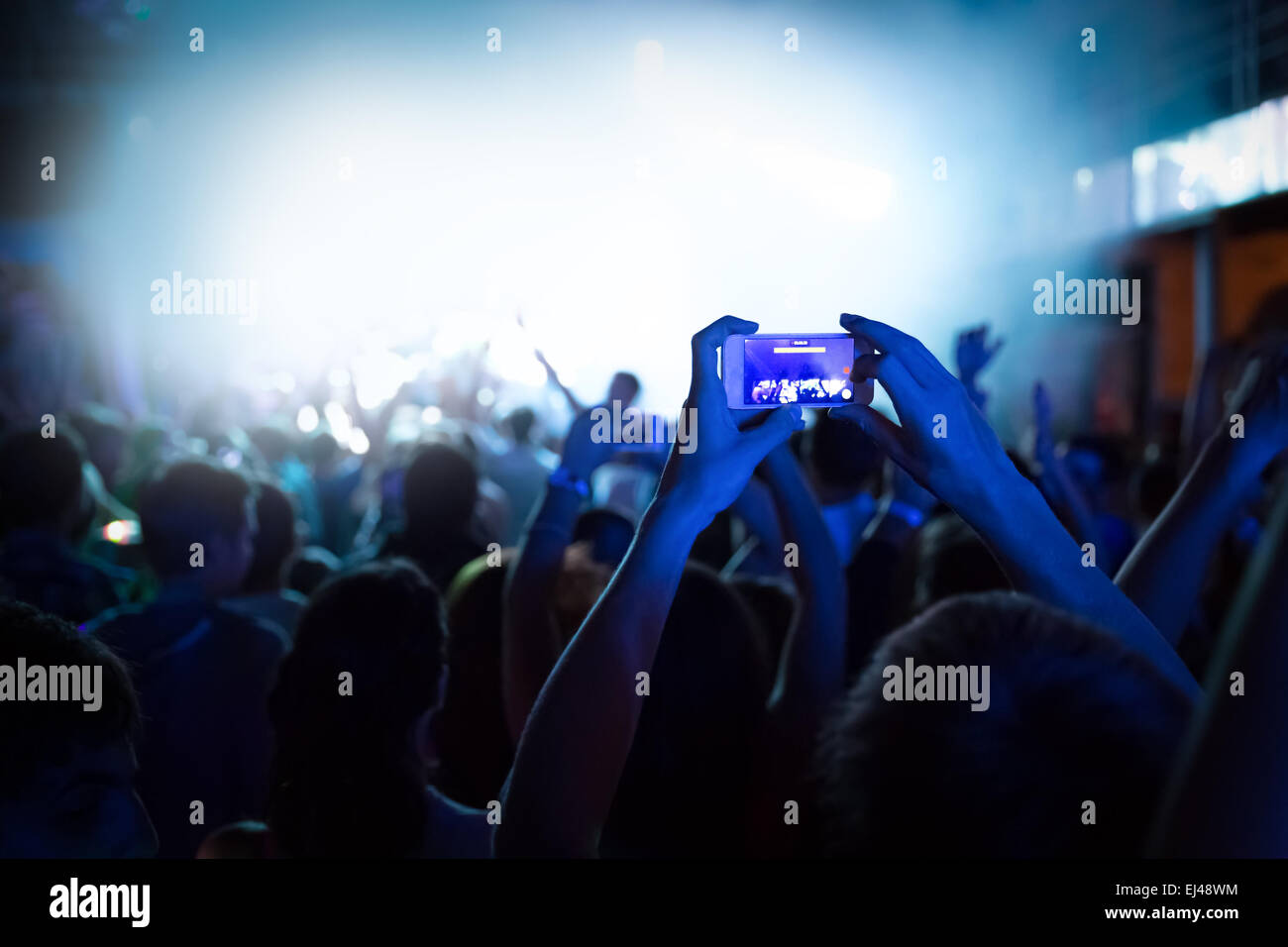 Sagome di una folla festa concerto musica felice Foto Stock