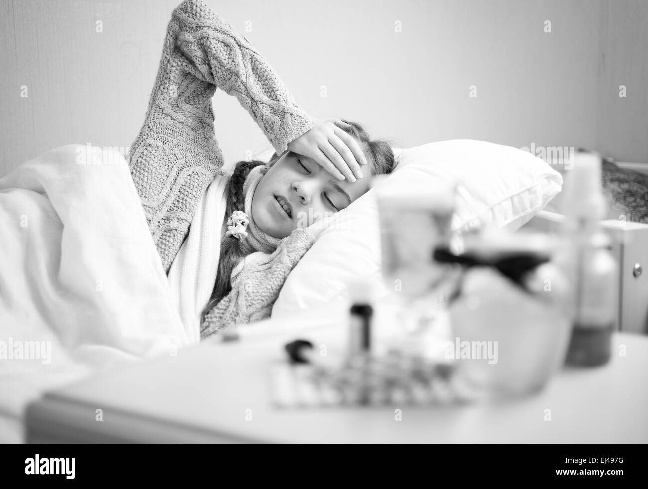 Ritratto in bianco e nero di piccolo malati ragazza distesa a letto Foto Stock