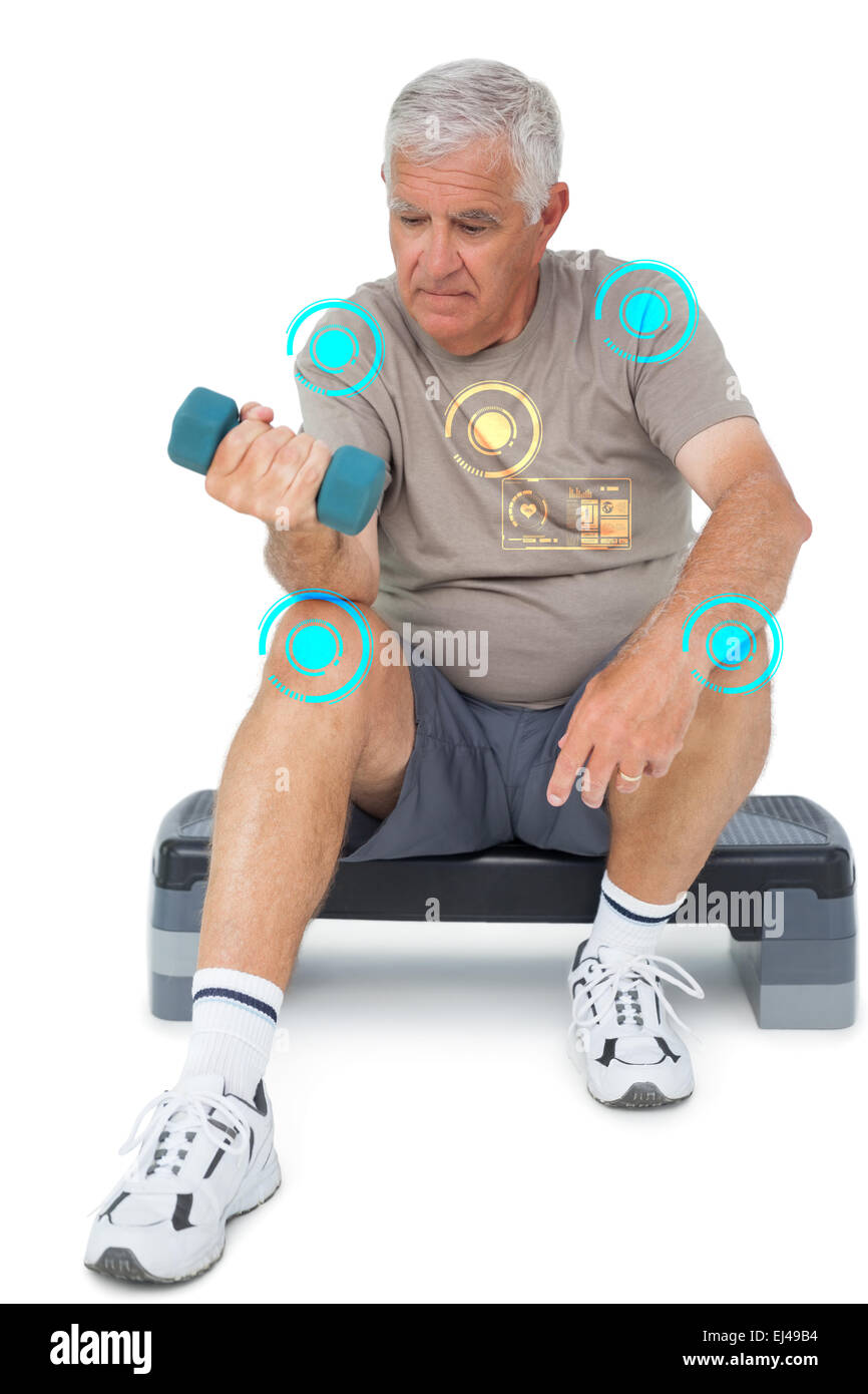 Immagine composita di lunghezza completa di un uomo anziano che esercitano con il manubrio Foto Stock