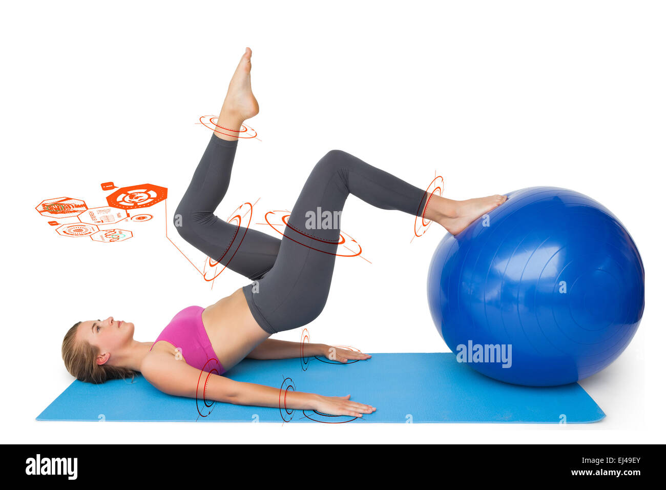 Immagine composita della vista laterale di un accoppiamento donna esercizio con palla fitness Foto Stock