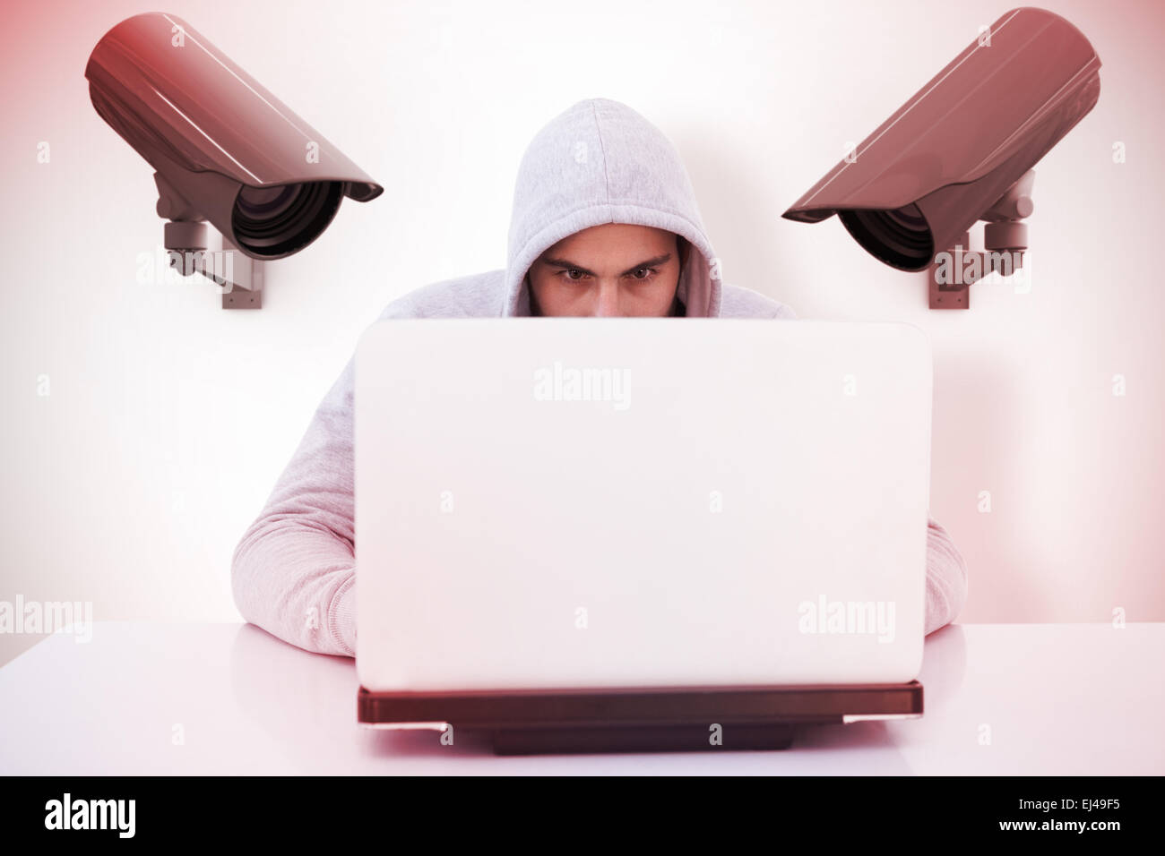 Immagine composita di gravi scassinatore hacking nel computer portatile Foto Stock