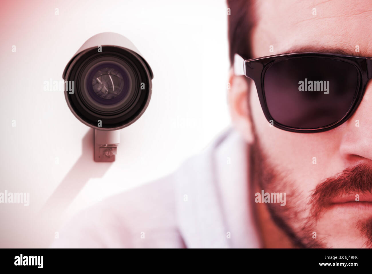 Immagine composita di close up di grave uomo indossando occhiali da sole Foto Stock