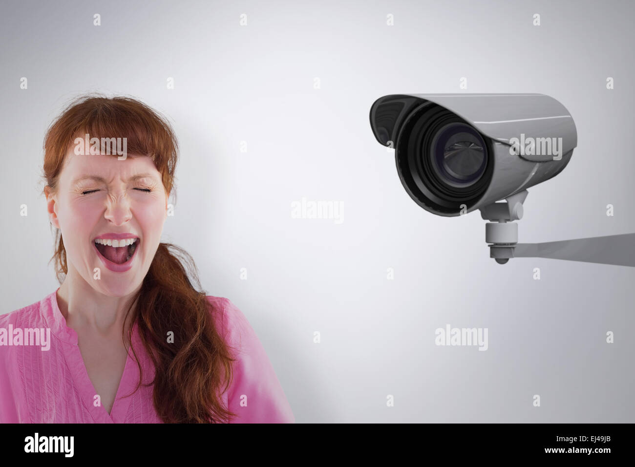 Immagine composita della donna gridando verso la telecamera Foto Stock