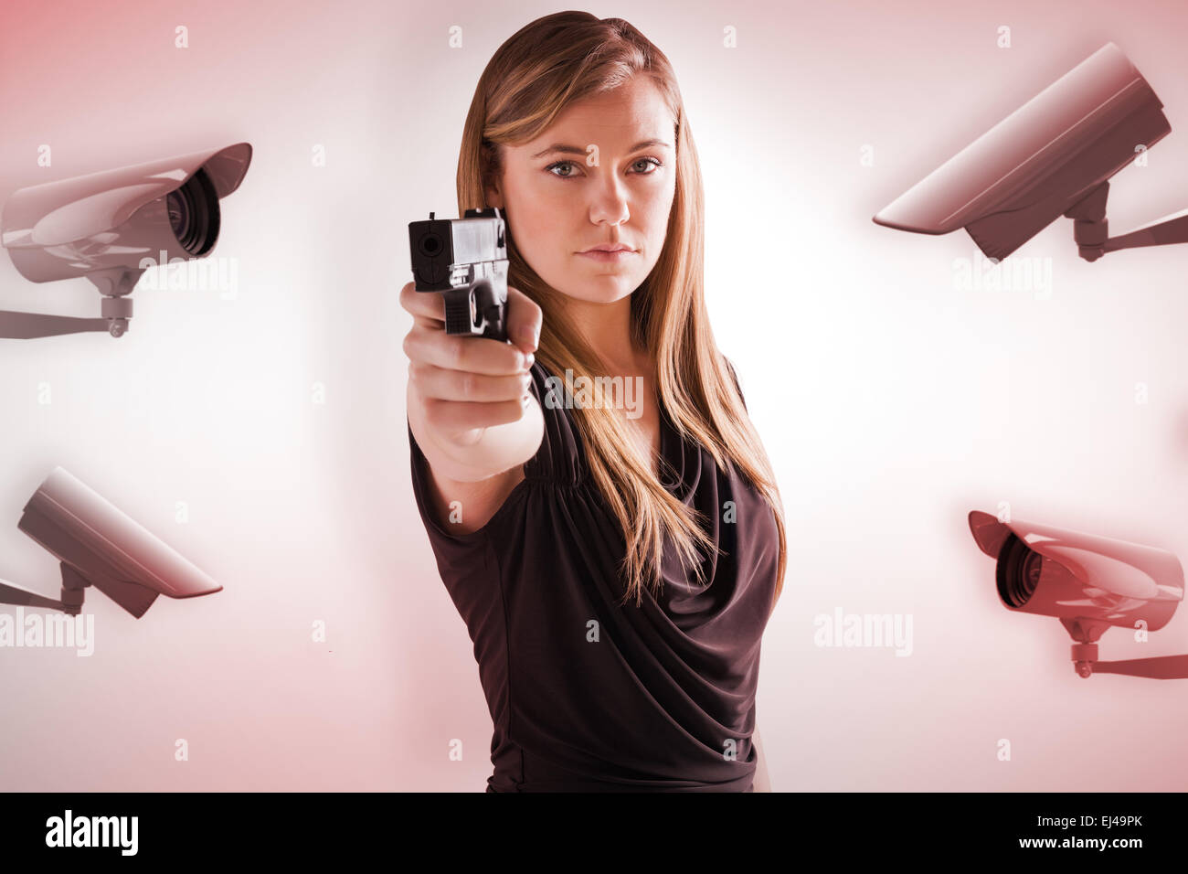 Immagine composita della femme fatale pistola di puntamento in telecamera Foto Stock