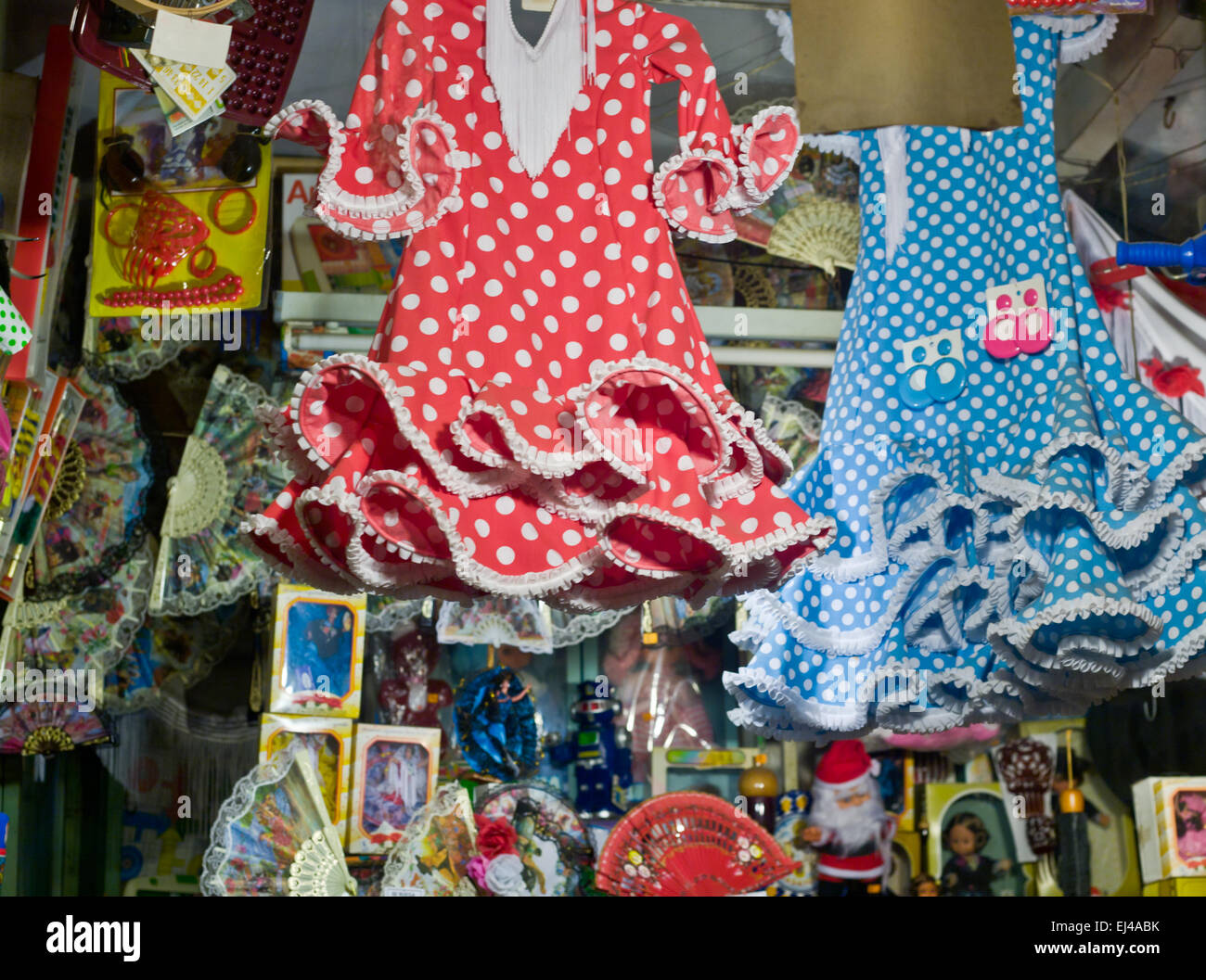 Zeppo di old town shop pieno di bambini gipsy vestiti, giocattoli, bambole, ventole e altri souvenir folk Foto Stock