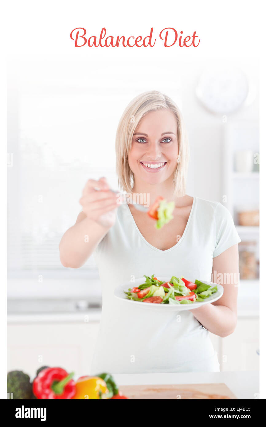 Dieta equilibrata contro la donna sorridente che offre insalate Foto Stock