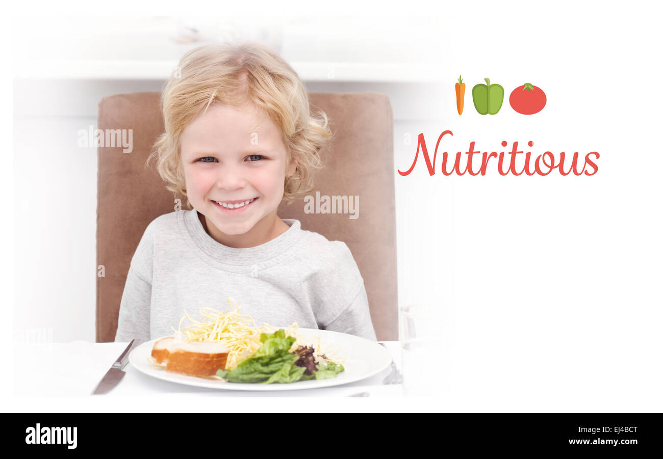 Nutriente contro carino piccolo ragazzo mangiare pasta e insalata mista Foto Stock