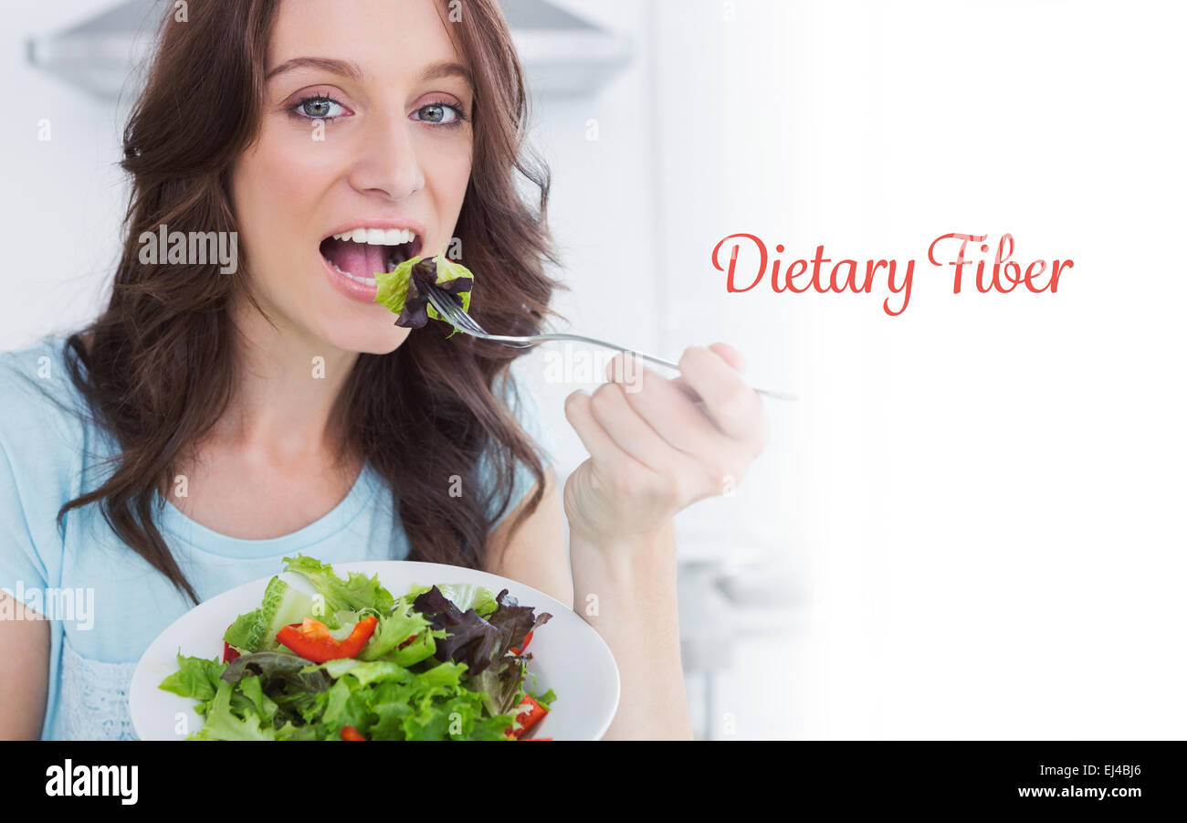 Fibra dietetica contro brunette mangiare insalata sana Foto Stock