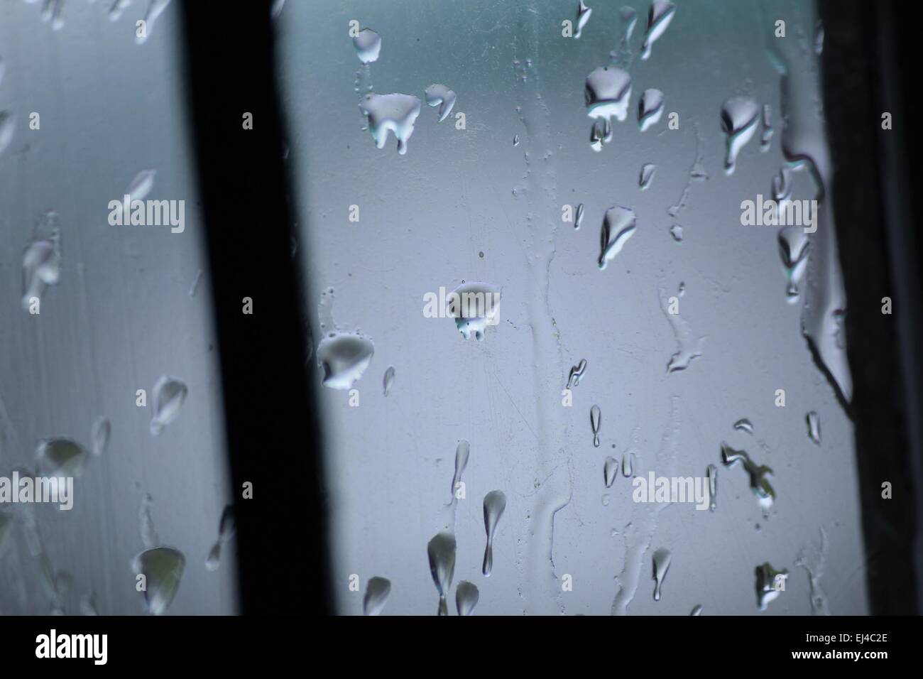 Gocce di pioggia sulla finestra in vetro Foto Stock
