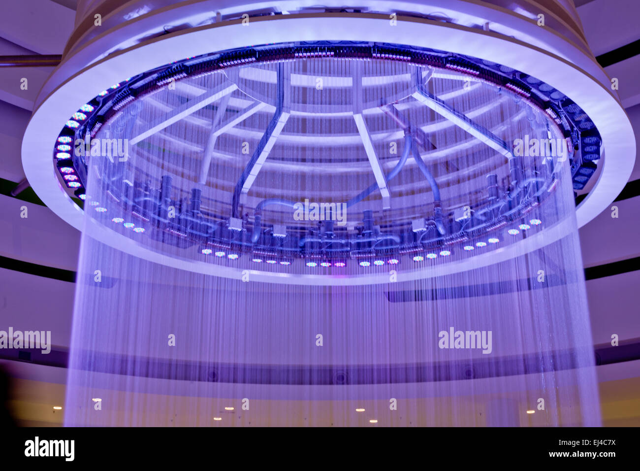 Fontana a soffitto con luci viola in the mall Foto Stock