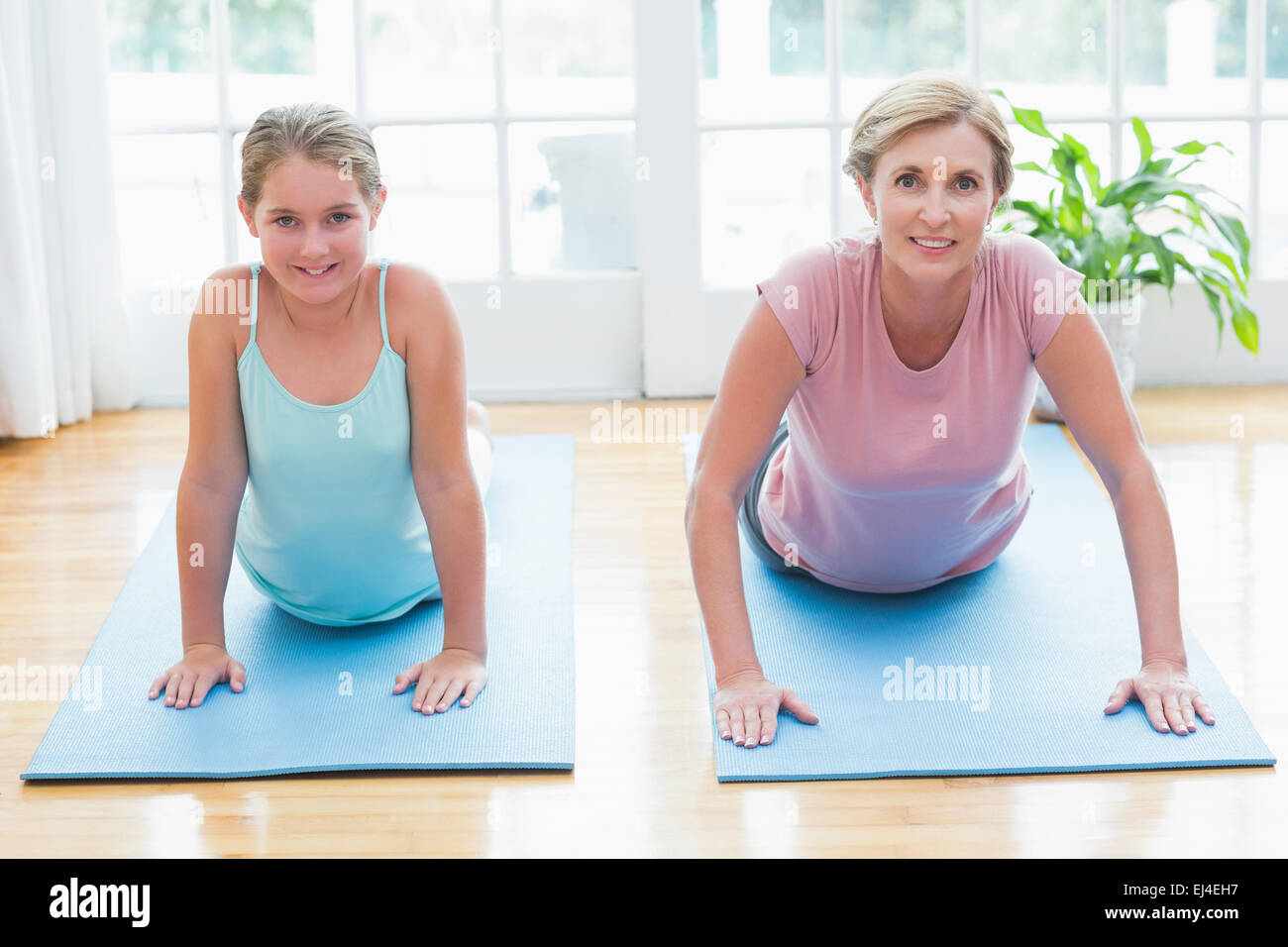 Felice madre e figlia fare yoga Foto Stock
