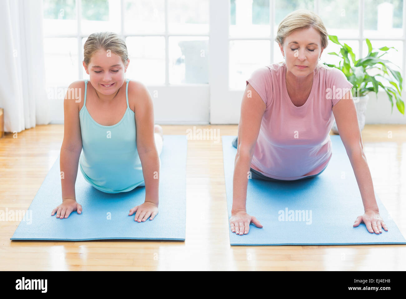 Madre e figlia fare yoga Foto Stock