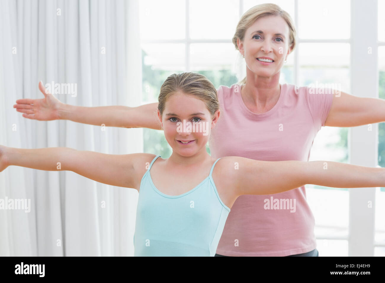 Felice madre e figlia fare yoga Foto Stock