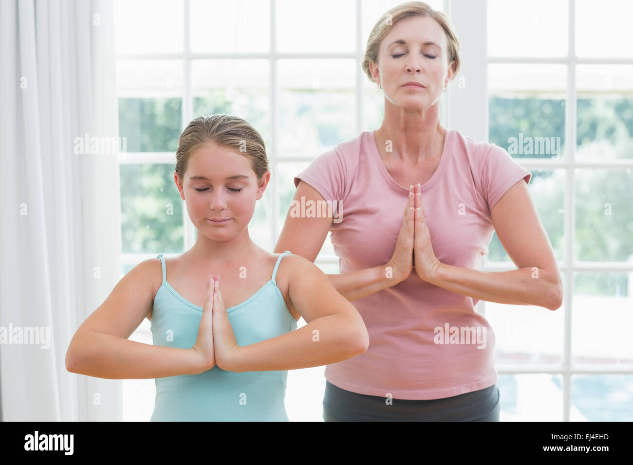 Madre e figlia fare yoga Foto Stock