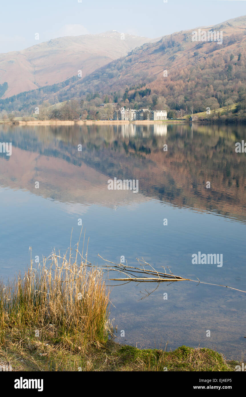 Il Daffodil Hotel si riflette nel lago di Grasmere, Lake District, England, Regno Unito Foto Stock