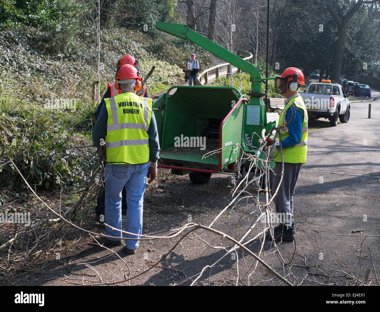 Volunteer park rangers al lavoro in Jesmond Dene, Newcastle upon Tyne, England, Regno Unito Foto Stock