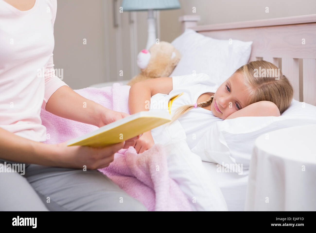 Madre figlia di lettura a Bedtime Story Foto Stock