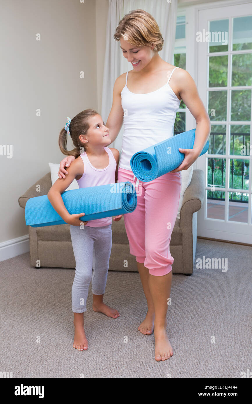 Madre e figlia con Materassini da yoga Foto Stock