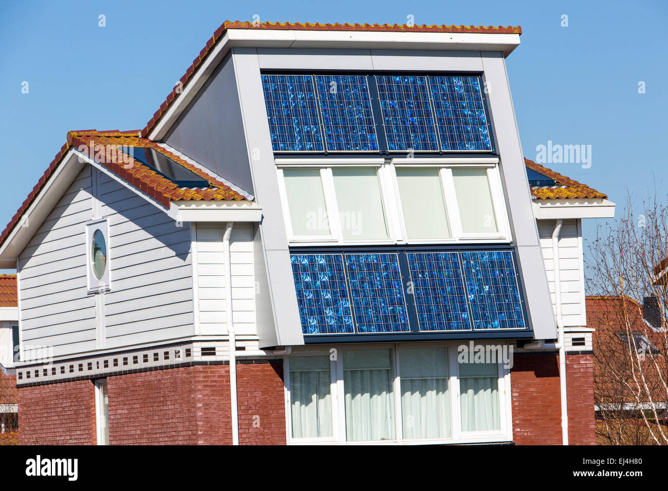 Sviluppo di alloggiamento in Egmond, North Holland, con built-in muri esterni moduli solari per la generazione di potenza Foto Stock