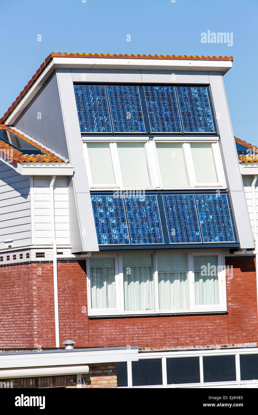 Sviluppo di alloggiamento in Egmond, North Holland, con built-in muri esterni moduli solari per la generazione di potenza Foto Stock