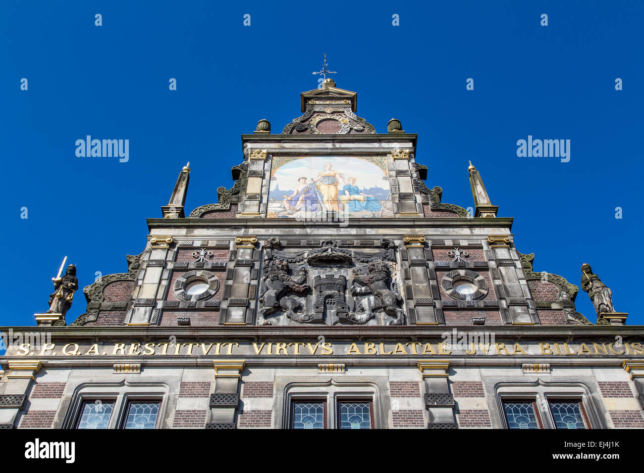 Città storica di Alkmaar, North Holland, Paesi Bassi, formaggio storico edificio di scala, Foto Stock