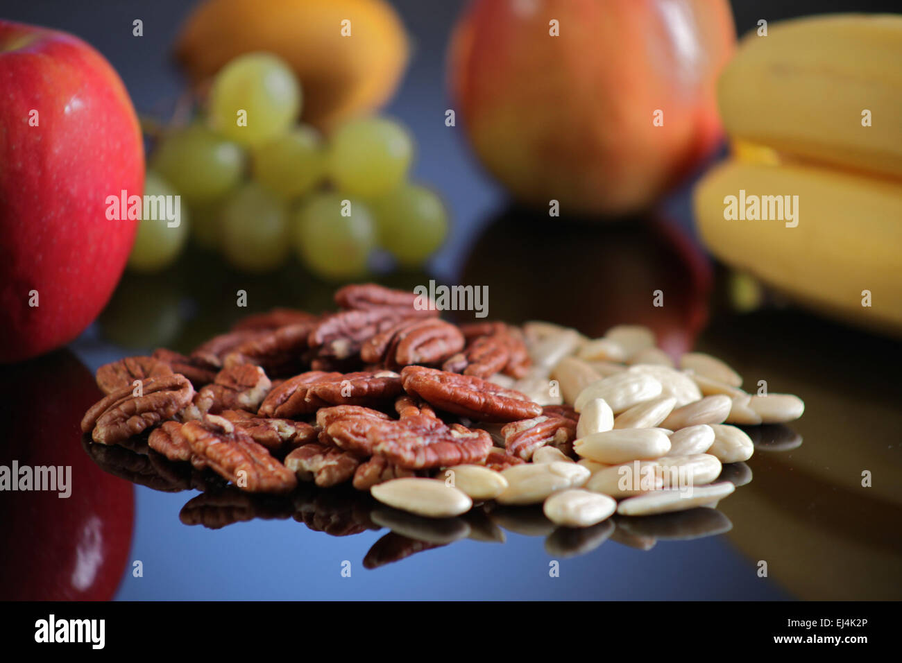 Close up di noci e frutta Foto Stock