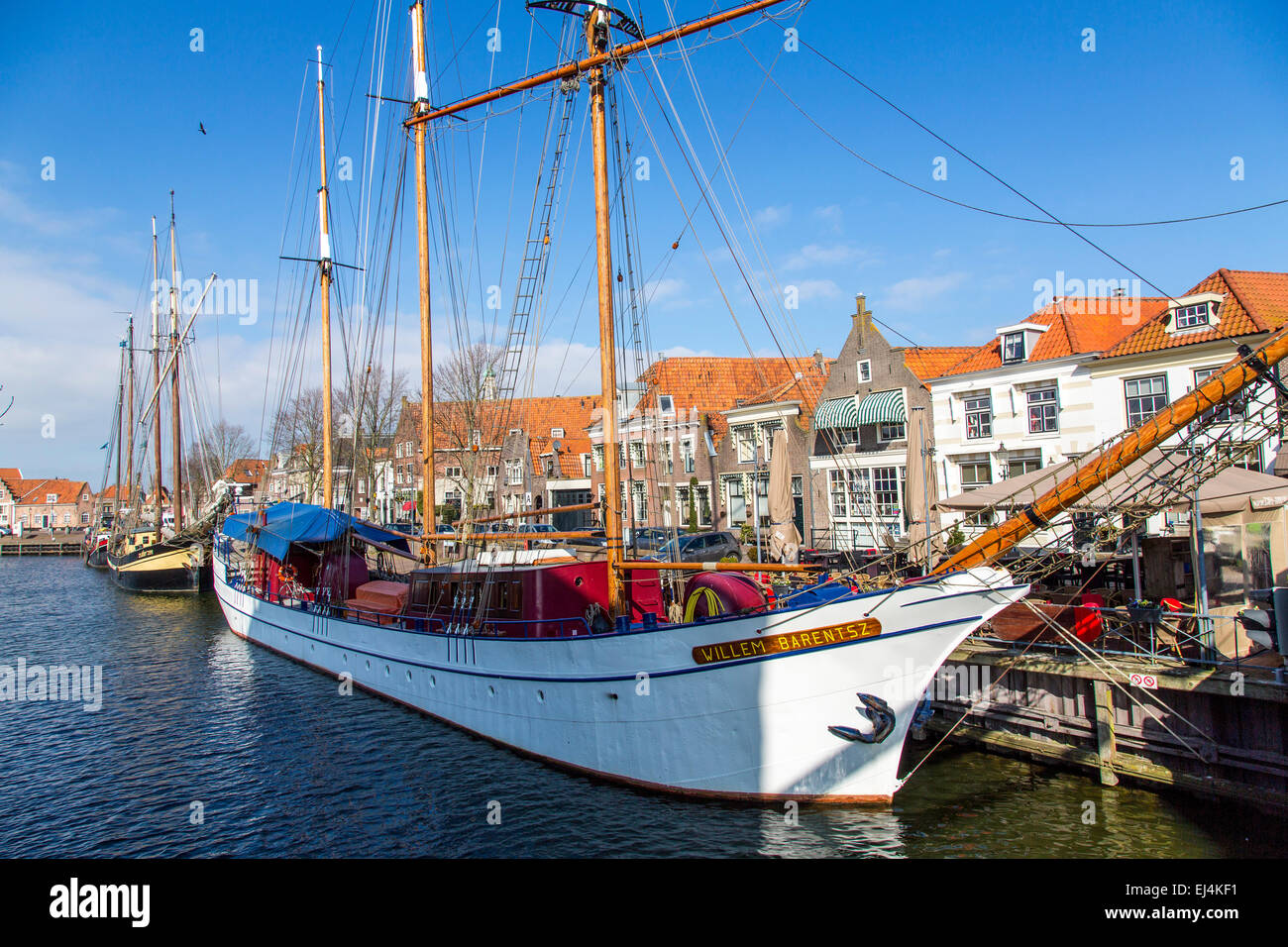 Città storica di Enkhuizen, North Holland, nei pressi del lago IJsselmeer, le navi a vela in Oudehaven Foto Stock