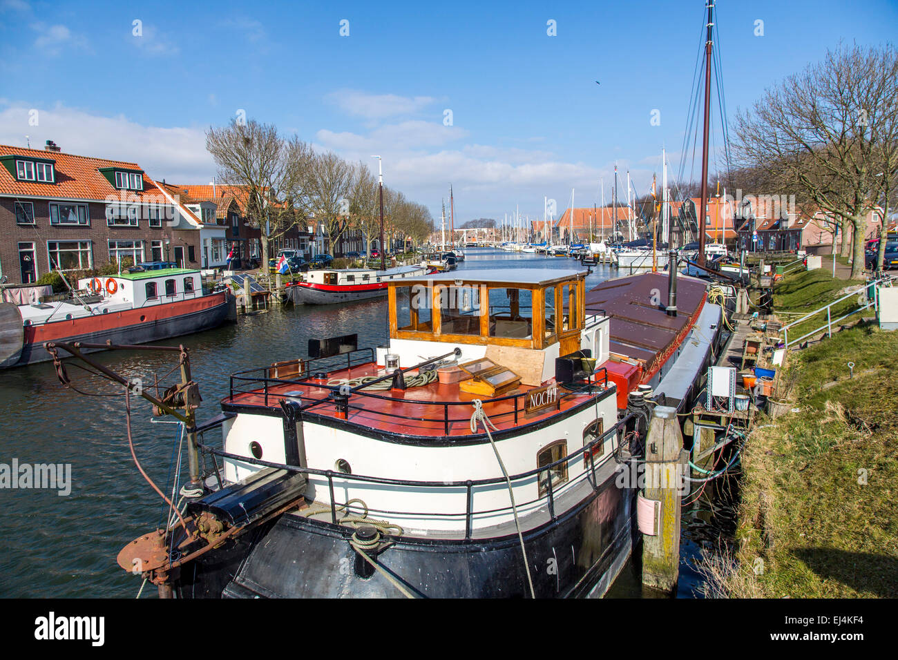 Città storica di Enkhuizen, North Holland, nei pressi del lago IJsselmeer, le navi a vela in Oudehaven Foto Stock