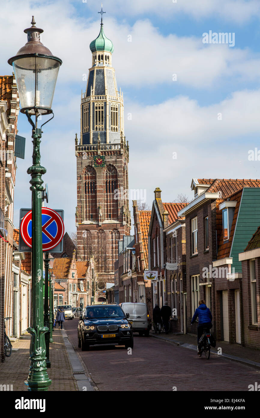 Città storica di Enkhuizen, North Holland, nei pressi del lago IJsselmeer, torre della chiesa Zuiderkerk, Foto Stock