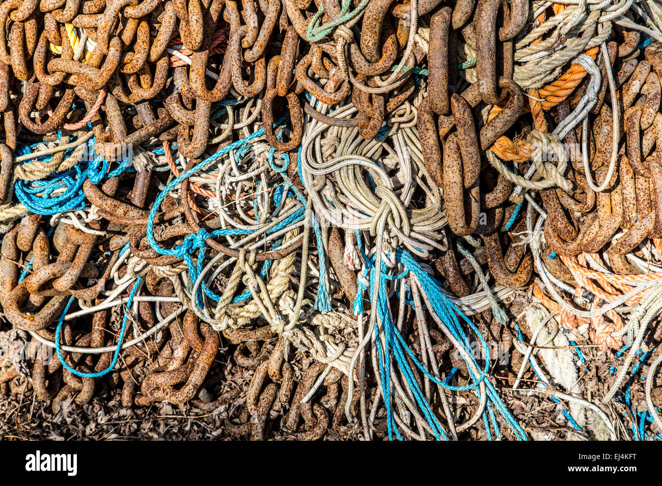 Vecchio arrugginito catene e funi per la pesca a strascico di un porto di pesca, Enkhuizen, North Holland, Paesi Bassi Foto Stock