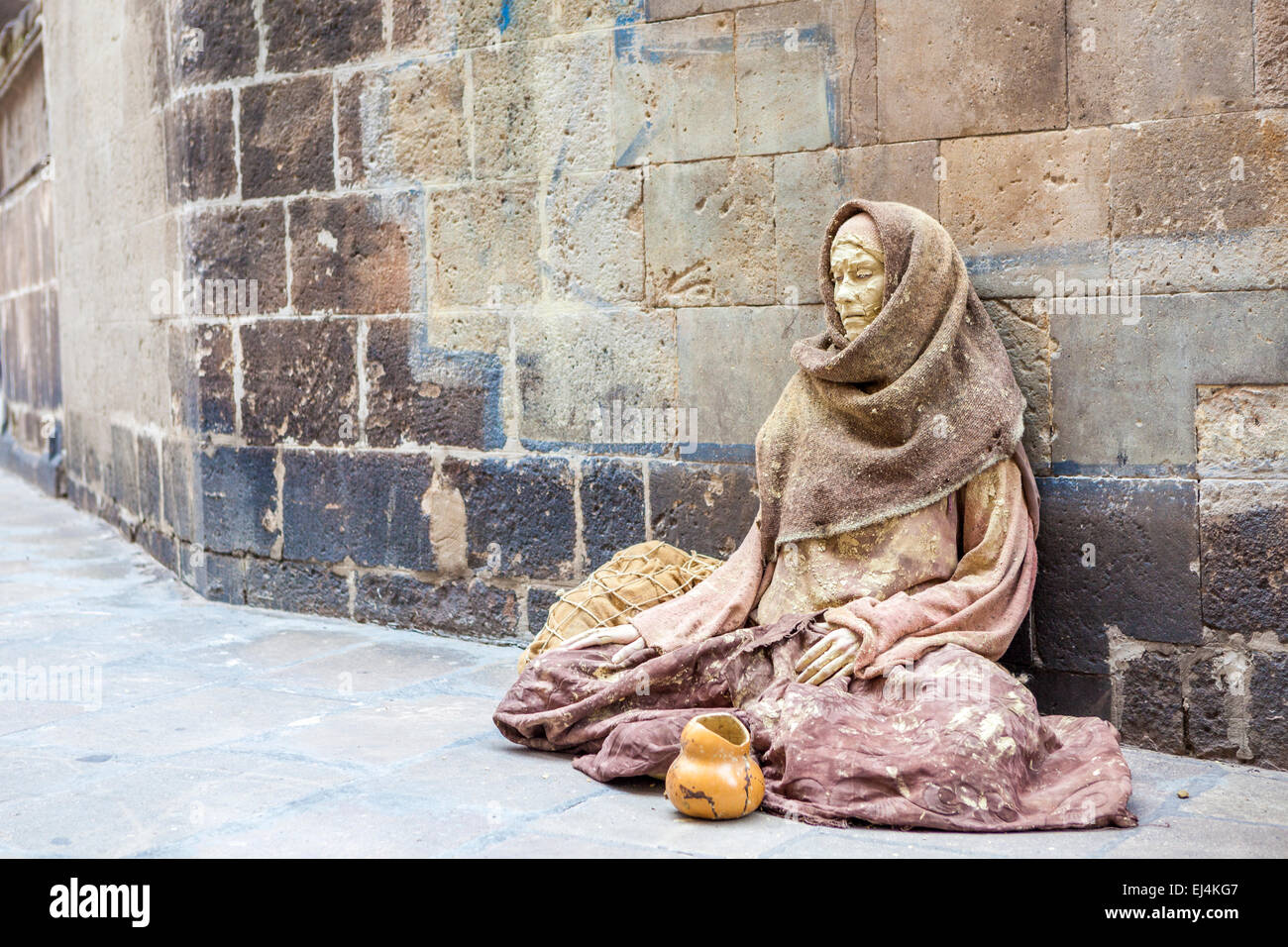 Street performance di statue umane nella Cattedrale di Barcelona, Barcelona, Spagna Foto Stock