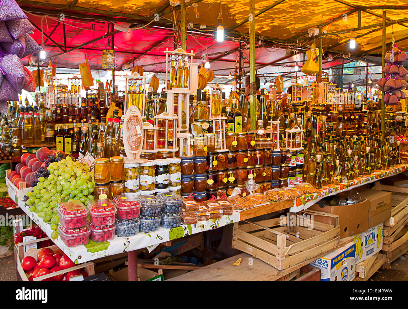 Prodotti freschi sulla pittoresca display all'aria aperta mercato di Trogir, Croazia, aperto tutti i giorni per i turisti e per gli acquirenti locali. Foto Stock