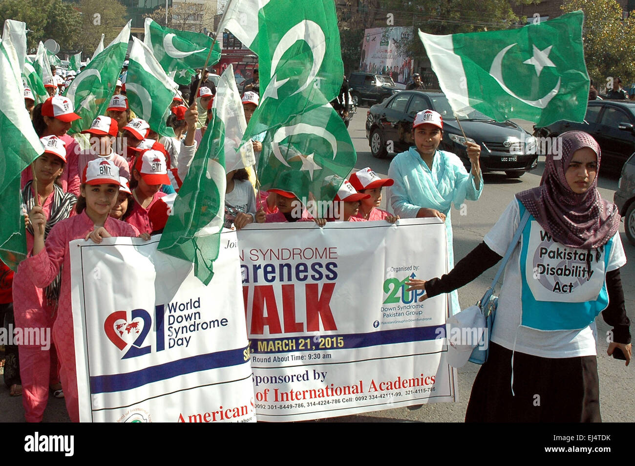 Lahore. Xxi Mar, 2015. La popolazione pakistana frequentare un rally per contrassegnare il mondo la sindrome di Down giorno in Pakistan orientale di Lahore, il 21 marzo 2015. Mondo la sindrome di Down giorno viene osservata a sensibilizzare il pubblico e creare una voce globale per i diritti, inclusione e benessere di sindrome di Down i pazienti. Credito: Sajjad/Xinhua/Alamy Live News Foto Stock