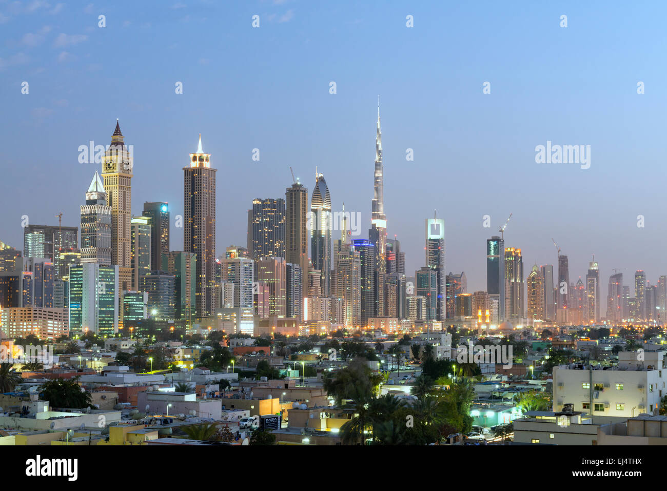 Skyline di grattacieli su Sheikh Zayed Road e il quartiere vecchio di Satwa in Dubai Emirati Arabi Uniti Foto Stock
