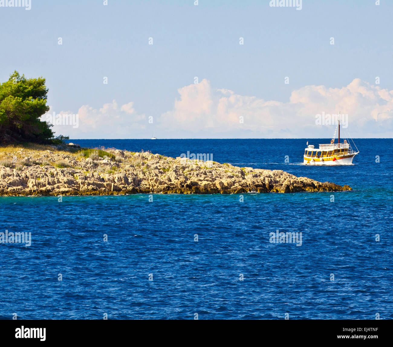 Crociera lungo la costa dalmata è una idilliaca vacanza: pulire il mare blu, isole deserte e una piccola imbarcazione. Foto Stock
