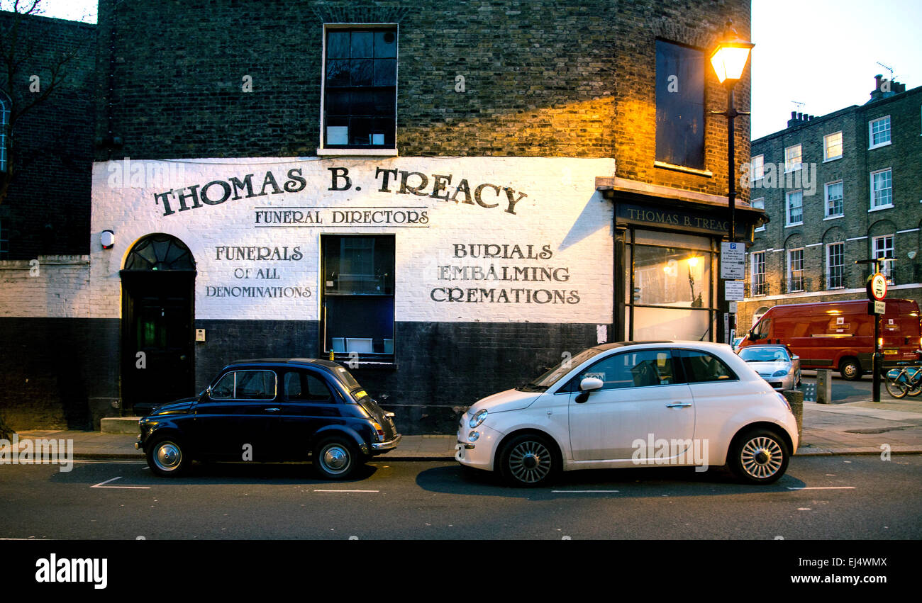 Vecchia nuova Fiat 500 moderne auto originali vetture accanto a ogni altra parcheggiata Foto Stock