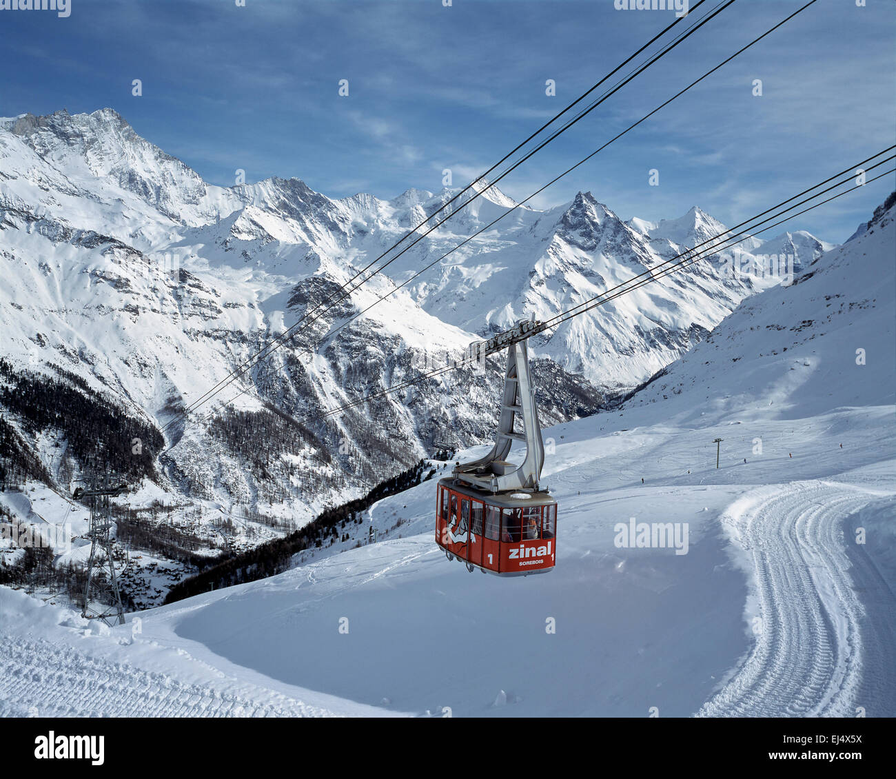 Montagna innevata con funivia immagini e fotografie stock ad alta ...