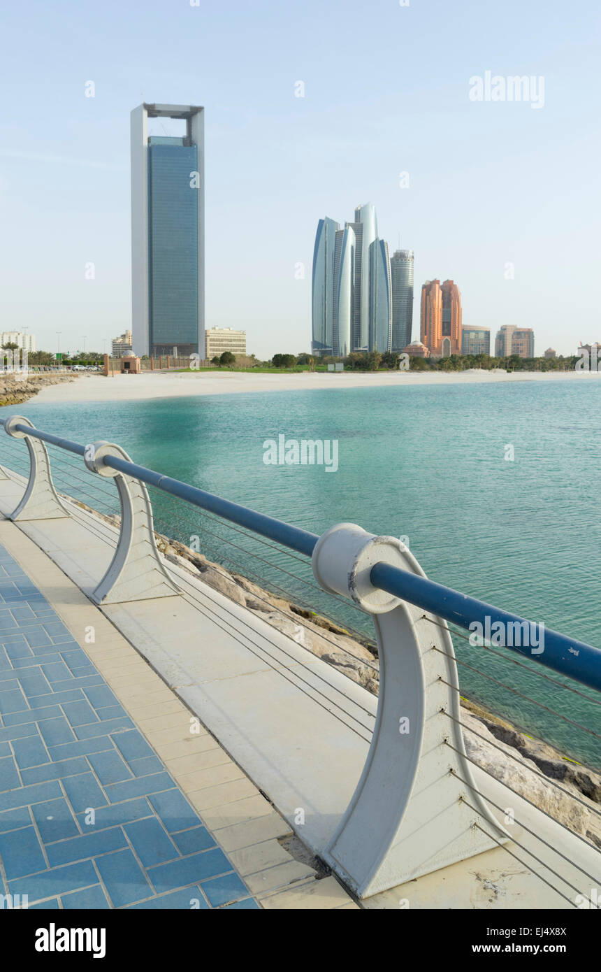 Passeggiata Lungomare e sullo skyline di Abu Dhabi Emirati Arabi Uniti Foto Stock
