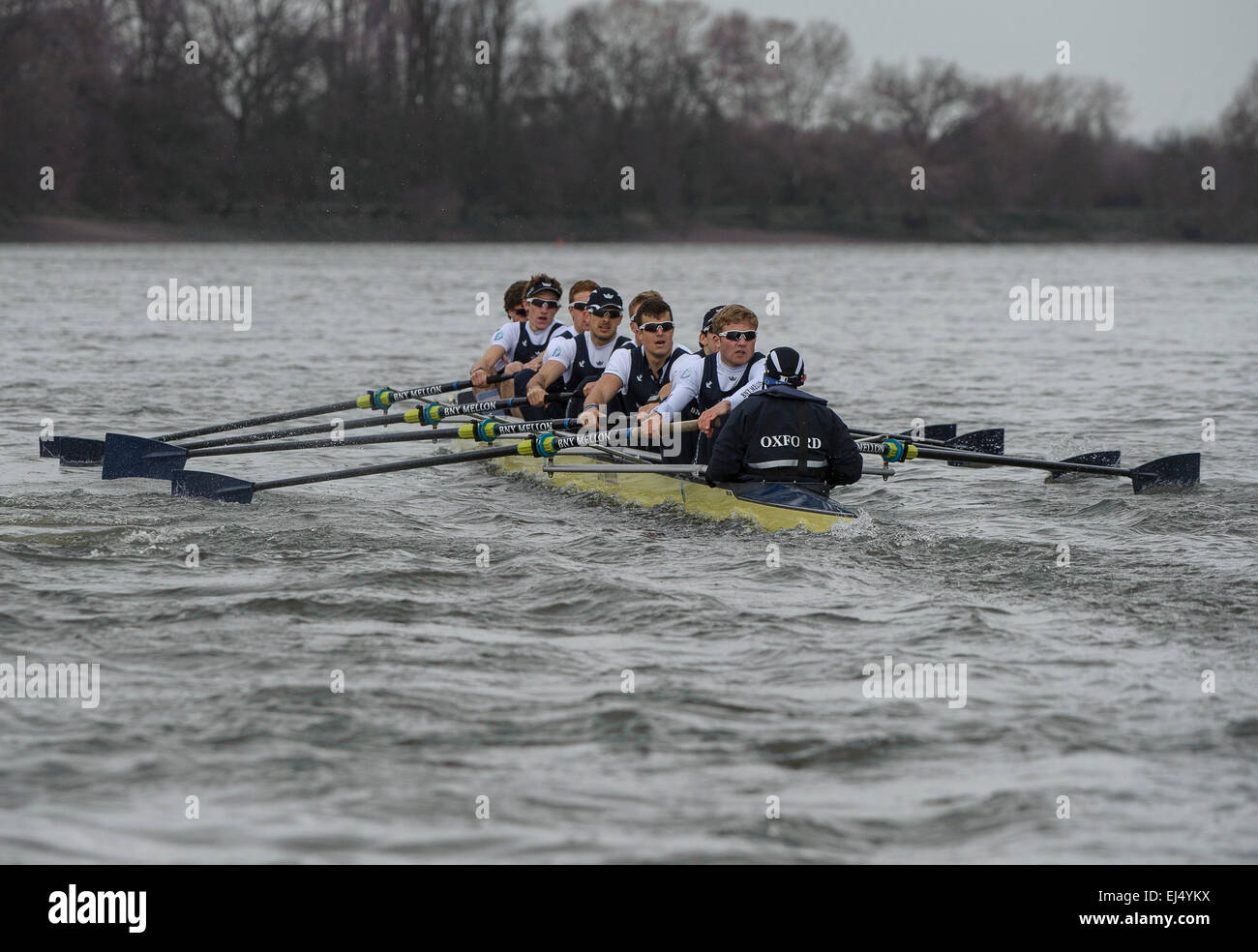 Londra, Regno Unito. Xxi marzo, 2015. Oxford University Boat Club in azione durante la loro attrezzatura contro Molesey BC. La BNY Mellon Boat Race pratica fixture OUBC vs Molesey BC. [OUBC Bow] Geffen, [#2] Tom Swartz, [#3] Henry Goodier, [#4] James OÕConnor, [#5] James Cook, [#6] Michael DiSanto, [#7] Sam OÕConnor, [ictus] Costantino LouLoudis, [Cox] William Hakim. Stephen Bartolomeo/Stephen Bartolomeo Fotografia Credito: Stephen Bartolomeo/Alamy Live News Foto Stock