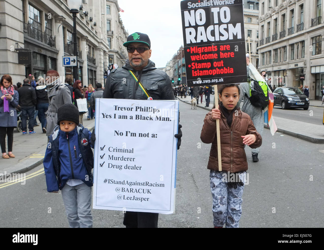 Regent Street, Londra, Regno Unito. Xxi Marzo 2015. Attivista Lee Jasper è tra coloro che vi prendono parte. Un grande anti racsim e anti fascista marzo avviene attraverso il centro di Londra. Credito: Matteo Chattle/Alamy Live News Foto Stock