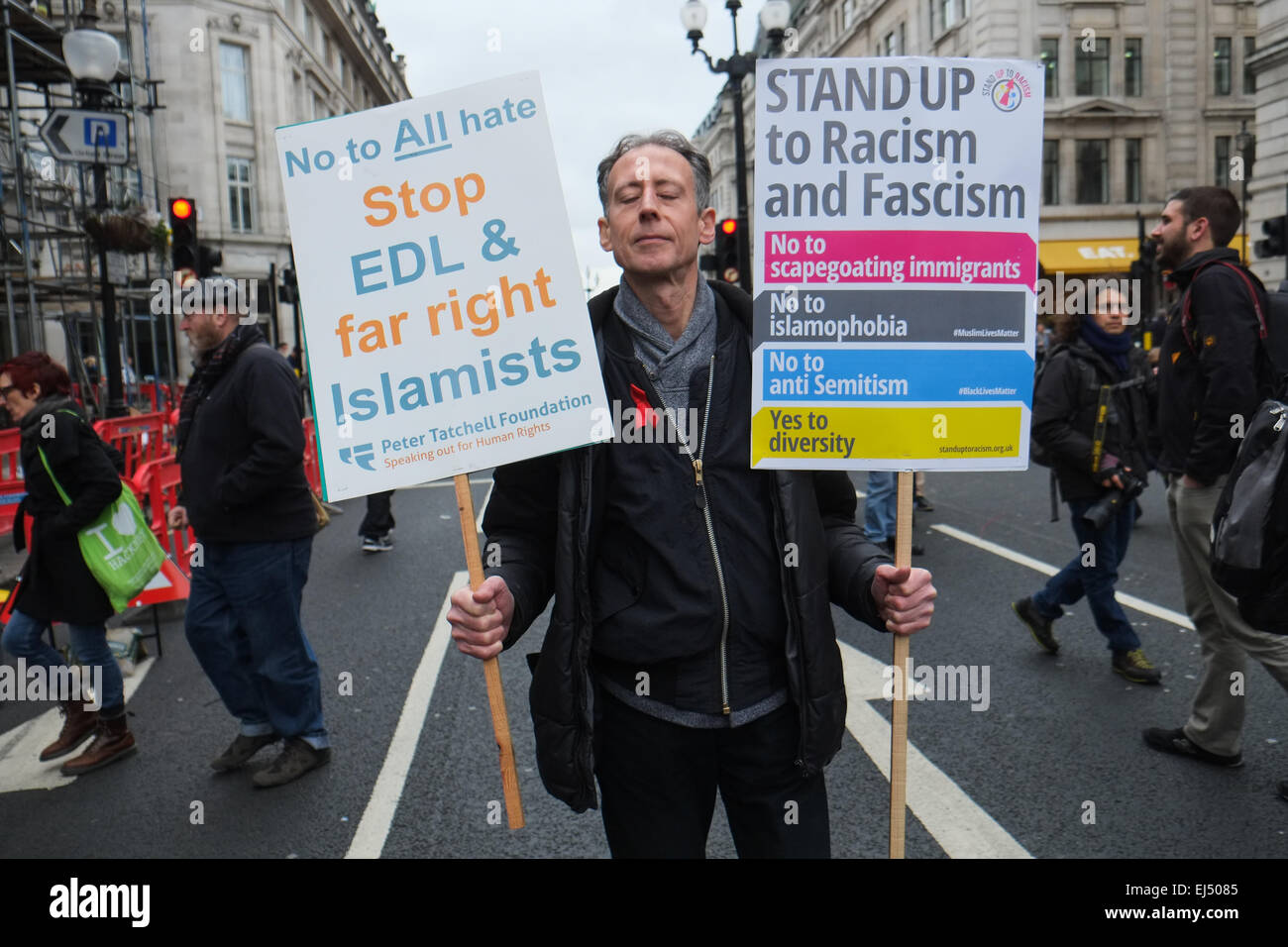 Regent Street, Londra, Regno Unito. Xxi Marzo 2015. Attivista Peter Tatchell è tra coloro che vi prendono parte. Un grande anti racsim e anti fascista marzo avviene attraverso il centro di Londra. Credito: Matteo Chattle/Alamy Live News Foto Stock