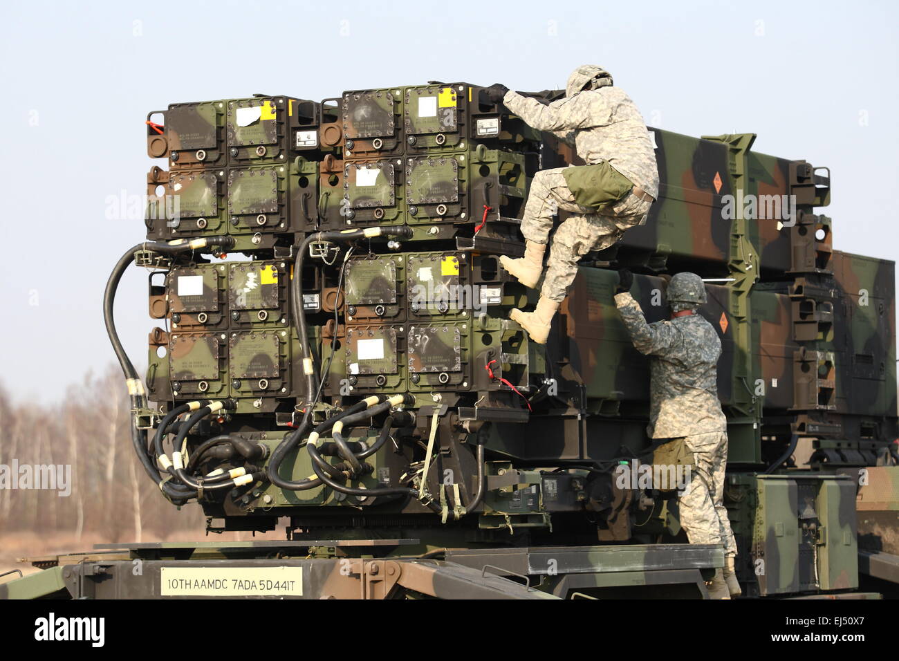 Sochaczew, Polonia 21st, Marzo 2015 U.S. Europa dell'esercito del decimo esercito aria e la difesa missilistica unità distribuite in Polonia per la difesa antimissile esercizio. Delta batteria, 5° Battaglione, settima la difesa aerea Reggimento di Artiglieria partecipa al giro esercizio come parte di una serie di attività nel quadro del funzionamento di risolvere Atlantico, che ha lo scopo di rassicurare gli alleati, dimostrare la libertà di circolazione e di scoraggiare l'aggressione regionale sul fianco orientale della NATO. Credito: Michal Fludra/Alamy Live News Foto Stock