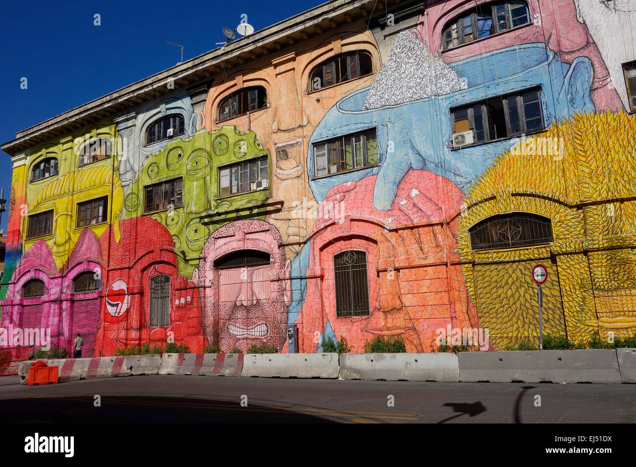 Roma. L'Italia. Arte di strada da blu sulla Via del Porto Fluviale, Ostiense. Foto Stock